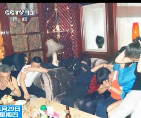 16位5旬大妈开包厢吸毒被当场抓获3