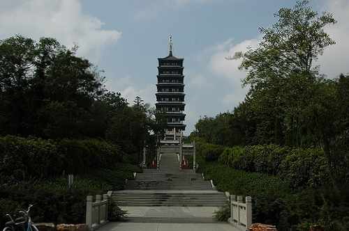 图为龙背山森林公园文峰塔。