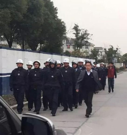 上海通报200余人围堵派出所打砸警车事件4