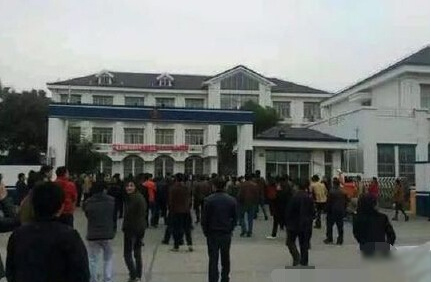 上海通报200余人围堵派出所打砸警车事件2