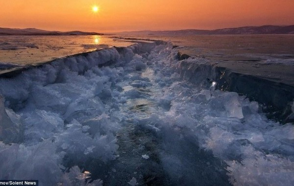 贝加尔湖现百米冰裂景观(组图)10