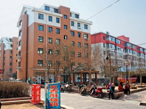 被赵黎平枪杀的李某某的家，位于赤峰市百合新城南区17号楼。（《环球人物》记者姜琨郑心仪摄）