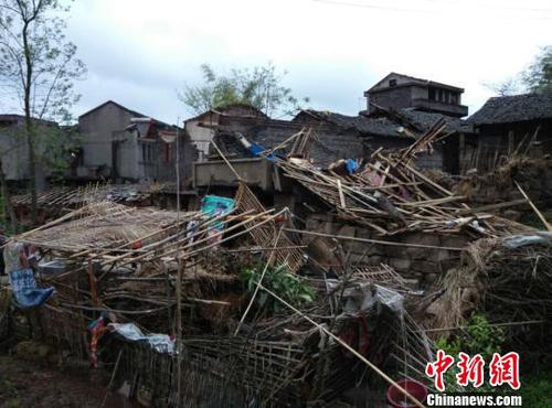　广安市武胜县三溪、飞龙等乡镇境内遭受狂风、雷电、冰雹灾害现场。（王爵摄）