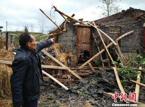 　广安市武胜县三溪、飞龙等乡镇境内遭受狂风、雷电、冰雹灾害老百姓房屋被狂风吹垮。（王爵摄）