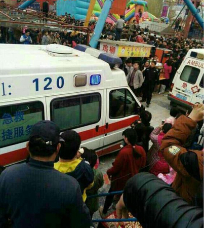 河南新乡一“太空飞碟”出故障-至少10人被甩出2