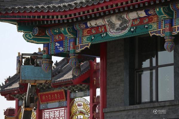 装修工人正在为会馆刷漆。