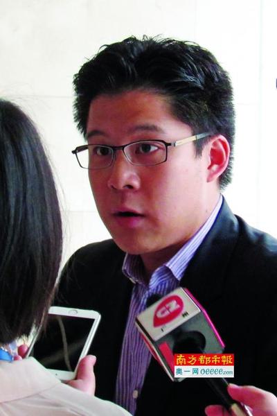 　霍启刚接受媒体采访。