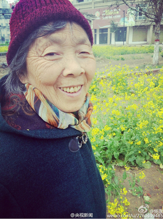 皱纹比岁月更美-奶奶踏青照走红网络6