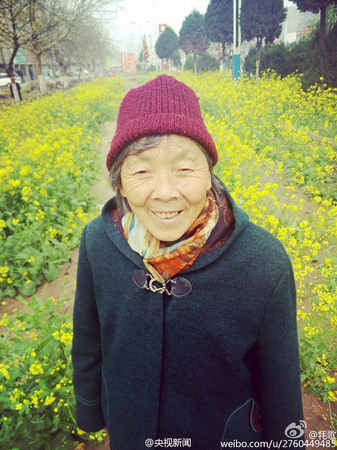 皱纹比岁月更美-奶奶踏青照走红网络3