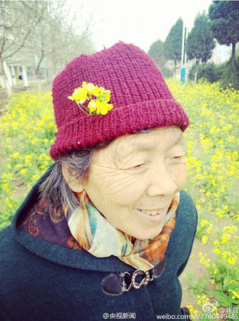 皱纹比岁月更美-奶奶踏青照走红网络8