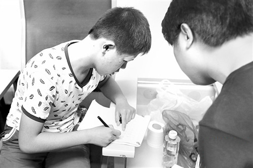 男生喝矿泉水变哑-因女同学往水中掺指甲油粉笔末2