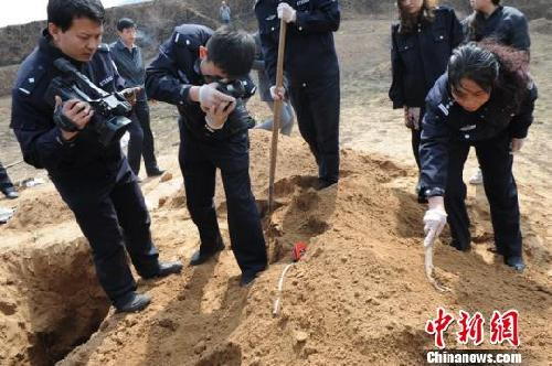 山西持枪杀人案-夫妇被活埋墓穴身亡-一同伙因分赃不均被枪杀3