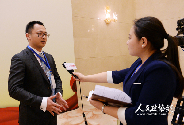 图为与会嘉宾接受人民政协网记者采访。 拷贝