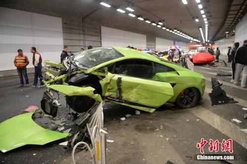 据目击者称，两车属于同一俱乐部，昨晚一同飙车，兰博基尼在超车过程中与法拉利剐蹭，兰博基尼随后撞上右侧墙壁，再撞到隔离带。谭青 摄 图片来源：CFP视觉中国