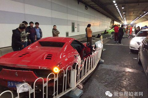 法拉利与兰博基尼相撞谜团：黑色高跟鞋遗落现场