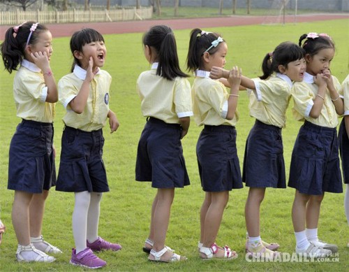 　2013年09月09日，江苏省南京市，一所学校里玩耍游戏的小学生。
