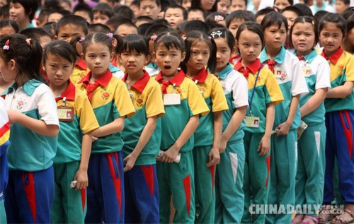 　　2008年5月15日，广东省佛山市禅城区颖林学校学生为四川地震灾区捐款。该校学生大部分为外来务工人员子女，且有三分之一的学生家乡在四川。