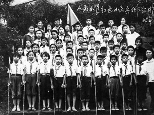 　1965年，“人民小学红色小民兵”合影，能够看出当年校服的风格特色。