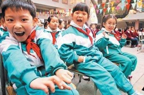 90年代，统一穿着“面口袋”校服开始进入视线，成为很多80后的回忆。