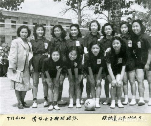 1948年，北京清华大学，当时大学生穿着校服参加体育活动。