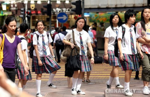 2007年6月26日，香港街头的中学生。