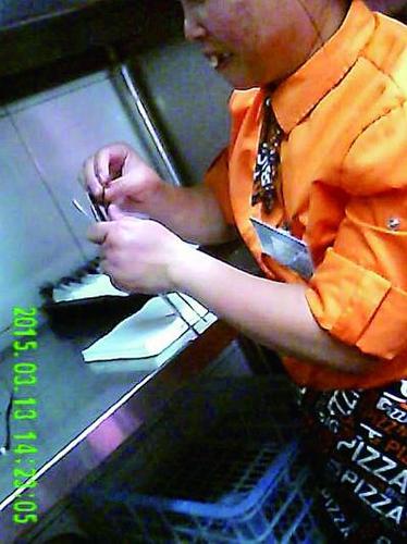 刀、叉、勺子等餐具清洗以后，员工不戴手套，徒手用餐巾纸包餐具 本报暗访组