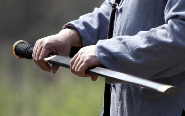 在28岁之前，他开过汽修厂，承包过鱼塘，卖过高尔夫用品，也曾借“渔”会友，而且还当过国企的中层领导。在28岁之后，他定居在古荥的一处麦田中，刨锉、打磨、雕刻、淬火……铸着剑。