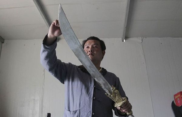 贾怀进储藏室中铸造的刀剑。
