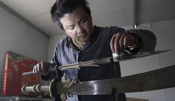 贾怀进所制作的刀剑一把可售卖到十万至二十万元。