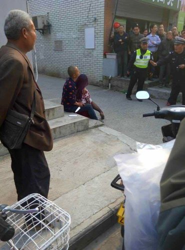 4月12日下午近4时，在镇江扬中蹬三轮车的徐州男子张某某，因怀疑妻子与在扬中的湖北男子段某有染，张某某在喝下八九瓶啤酒后，用一把长约20公分的水果刀，将段某的19岁女儿芬桦（化名）劫持，要求“段某到场跪在他的面前”。