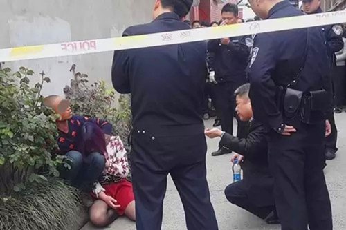 扬中及镇江荷枪实弹的特警赶至现场，候命狙击。镇江扬中市公安局副局长孙桂林闻讯后也火速赶至现场，一直蹲在地面上和张某某“交战”。经过近90分钟的艰难“动员”，张某某终于放下“屠刀”。