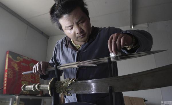男子弃国企荒野铸剑：国企中层变隐居侠士