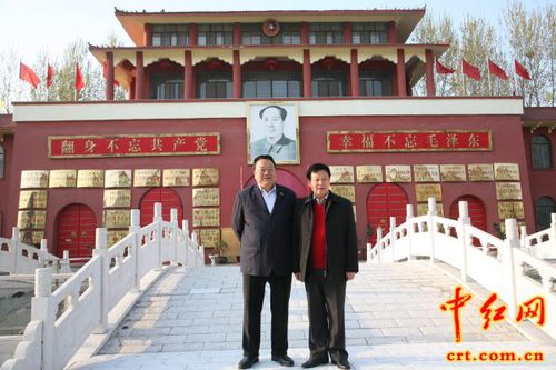 毛泽东主席身边工作人员吴连登（右）、世界伟人毛泽东文物像章艺术博物馆馆长周庆戈（左）在博物馆前合影留念。（中红网李学叶摄）