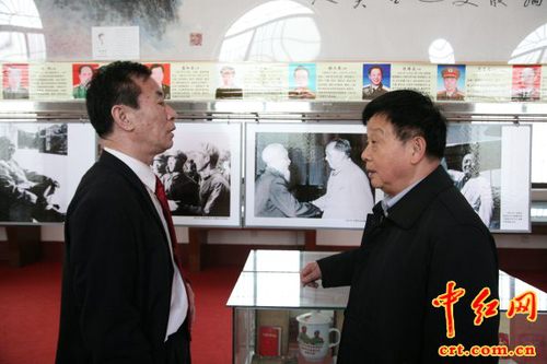 　毛泽东主席身边工作人员吴连登（右）在世界伟人毛泽东文物像章艺术博物馆参观。（中红网李学叶摄）