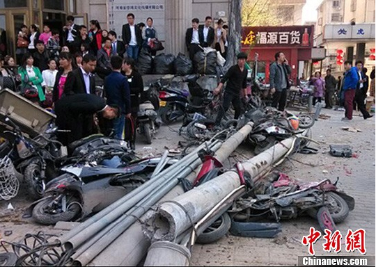 郑州一失控铲车横穿闹市-掀翻线杆砸坏十余电车我要评论3