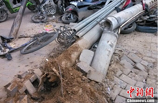 郑州一失控铲车横穿闹市-掀翻线杆砸坏十余电车我要评论2