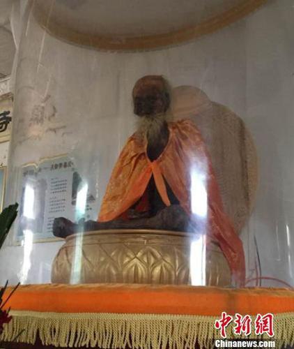 图为圆寂高僧吴云青不腐肉身供奉在灵泉寺一特制罩子内。 阚力 摄
