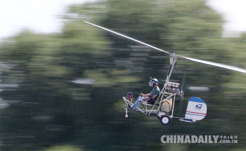 资料：驾驶旋翼直升机闯入美国国会的邮递员道格·休斯。（图片来源：东方IC）