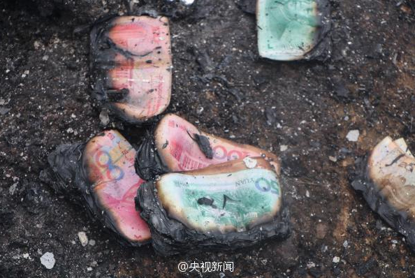 广西一运钞车起火-11箱钞票被烧7