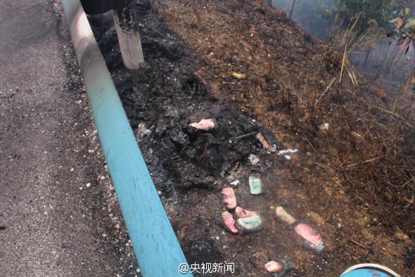 广西一运钞车起火-11箱钞票被烧5
