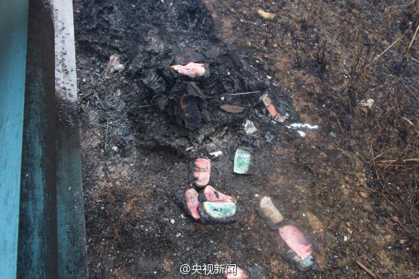广西一运钞车起火-11箱钞票被烧4
