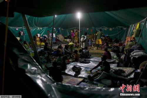 图为在骚乱中被迫离家的外国人住在一个帐篷里。南非当地媒体认为，本次排外骚乱来势汹汹，南非约800万祖鲁族人的传统领袖祖鲁王兹维利迪尼和总统祖马之子爱德华不久前发表的排外演讲起了推波助澜的作用。
