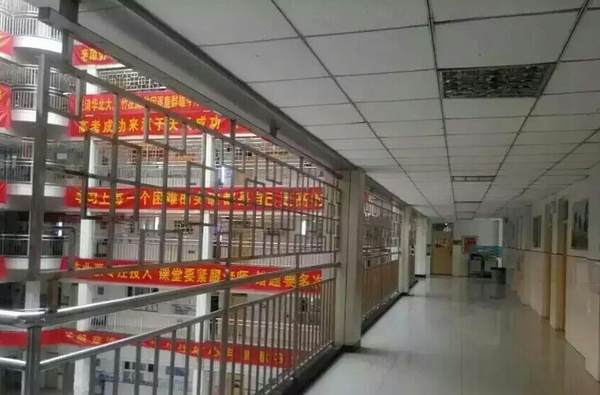 网友@陈宗鹤先生 ：你没看错！这里是学校，这里是学校，这里是衡水二中。为了防止学生跳楼，改造成和监狱没什么两样。 - 副本