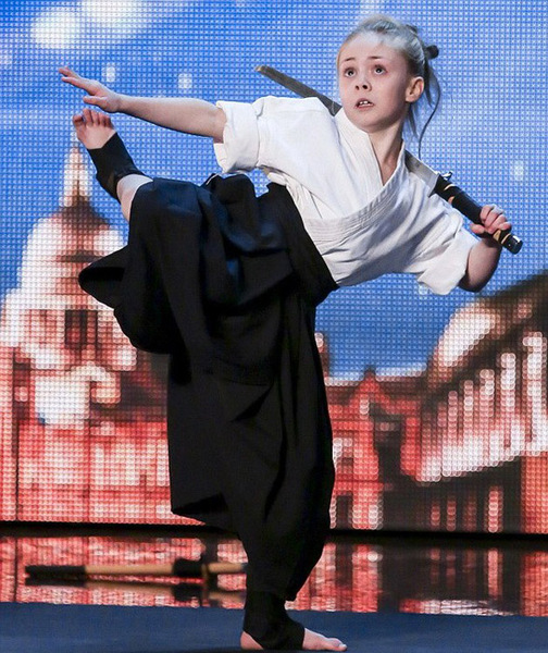 她参加了英国达人秀节目，表演的舞剑表演夺得评委和观众的一致喝彩。