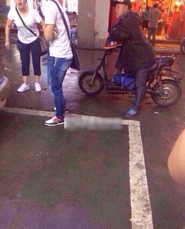 雨天下跪被扇耳光,老人只因撞坏女子苹果机4