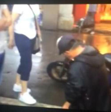 雨天下跪被扇耳光,老人只因撞坏女子苹果机3