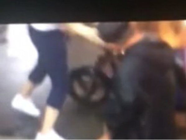 雨天下跪被扇耳光,老人只因撞坏女子苹果机2