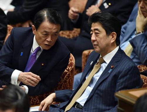 　日本财相麻生太郎向安倍晋三说话