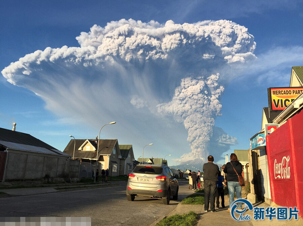 智利火山喷发 火山灰冲天如蘑菇云3