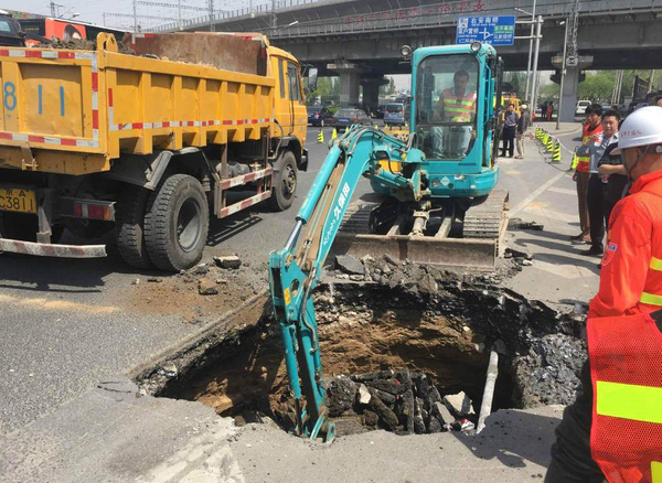 北京南三环路面塌陷-现4米深大坑我要评论5